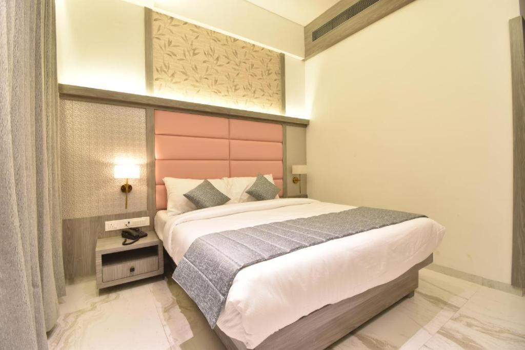 Glitz Hotels La Dahlia - Premium Thane Luaran gambar