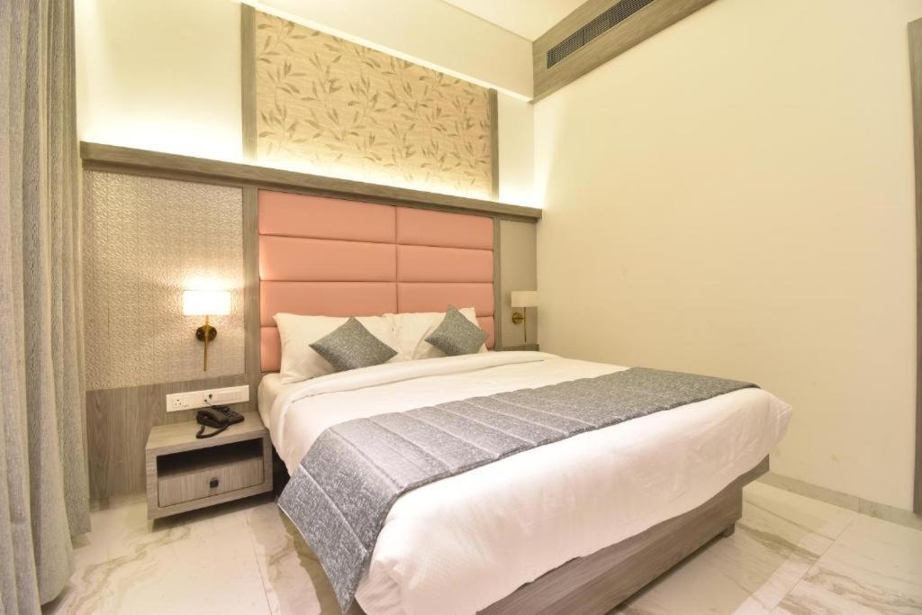 Glitz Hotels La Dahlia - Premium Thane Luaran gambar