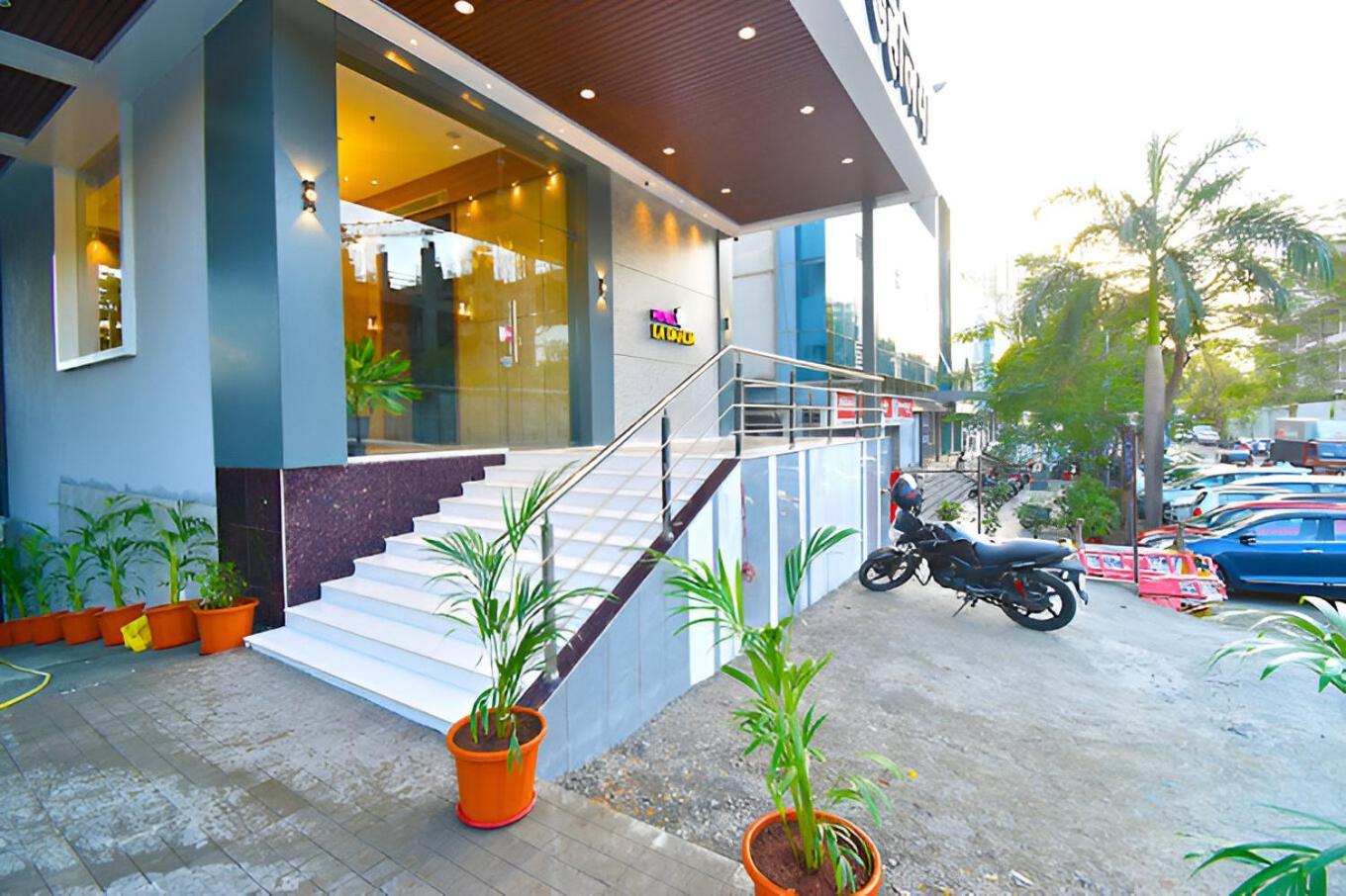 Glitz Hotels La Dahlia - Premium Thane Luaran gambar