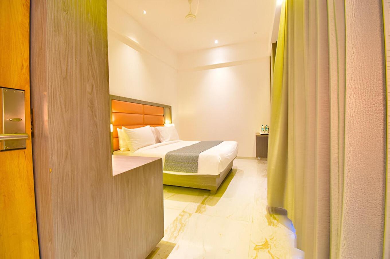Glitz Hotels La Dahlia - Premium Thane Luaran gambar