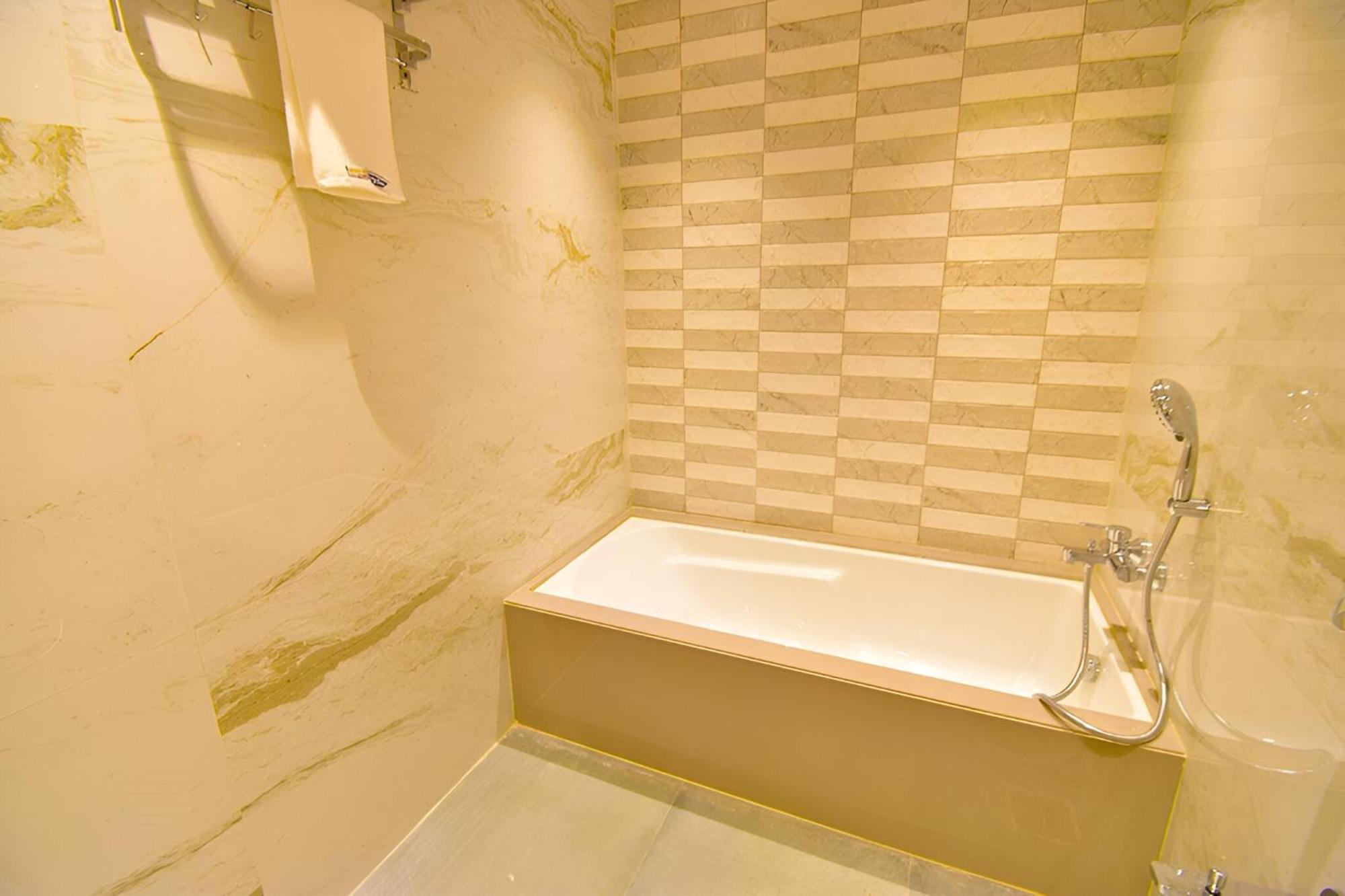 Glitz Hotels La Dahlia - Premium Thane Luaran gambar